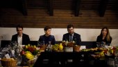 PREMIJERKA SA PRIVREDNICIMA U BUKUREŠTU: Sutra važan sastanak sa premijerom Rumunije PREMIJERKA SA PRIVREDNICIMA U BUKUREŠTU: Sutra važan sastanak sa premijerom Rumunije