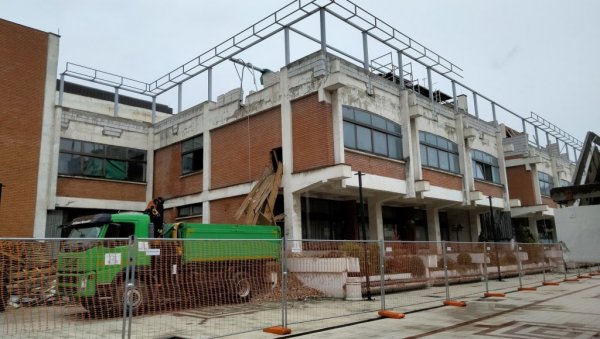 ИСПОД НОВОГ КРОВА ДОБИЈАЈУ ЈОШ 1.300 КВАДРАТА: Већина јавних установа у Пироту, биће на истој адреси, у строгом центру града ИСПОД НОВОГ КРОВА ДОБИЈАЈУ ЈОШ 1.300 КВАДРАТА: Већина јавних установа у Пироту, биће на истој адреси, у строгом центру града
