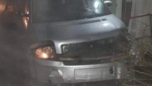 AUTOMOBILOM PROBIO OGRADU I ULETEO U DVORIŠTE: Saobraćajna nezgoda u Smederevskoj Palanci