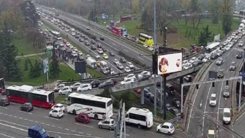 ZAKUCAO SE U ZAŠTITNU OGRADU, PA NESTAO: Saobraćajna nesreća na Autokomandi