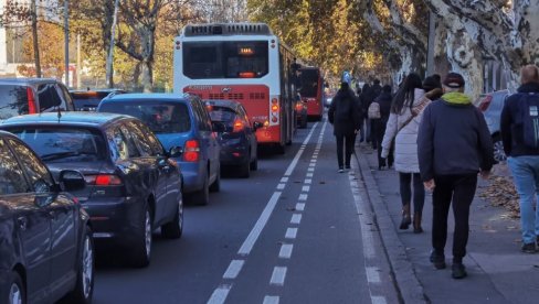 KOLAPS NA AUTOKOMANDI: Kolone automobila - vozila mile, građani idu peške (FOTO/VIDEO) KOLAPS NA AUTOKOMANDI: Kolone automobila - vozila mile, građani idu peške (FOTO/VIDEO)
