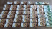 СПРЕЧЕН ШВЕРЦ ДЕВИЗА: 270.000 евра пронађено у фабричким шупљинама аутомобила СПРЕЧЕН ШВЕРЦ ДЕВИЗА: 270.000 евра пронађено у фабричким шупљинама аутомобила