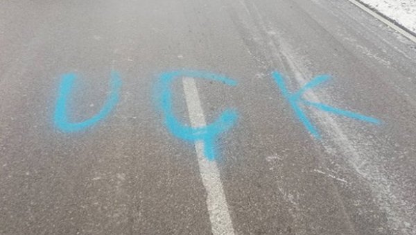 ГРАФИТИ УЧК НА ПУТУ КА СКИ-ЦЕНТРУ БРЕЗОВИЦА: Мештани Штрпца забринути - реаговала Канцеларија за КиМ ГРАФИТИ УЧК НА ПУТУ КА СКИ-ЦЕНТРУ БРЕЗОВИЦА: Мештани Штрпца забринути - реаговала Канцеларија за КиМ