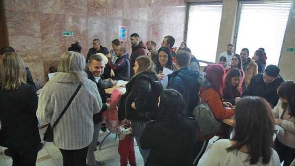 ОЖИВЕЛО СЕЛО У БАНАТУ: Празне сеоске куће добиле нове власнике - младе брачне парове (ФОТО) ОЖИВЕЛО СЕЛО У БАНАТУ: Празне сеоске куће добиле нове власнике - младе брачне парове (ФОТО)