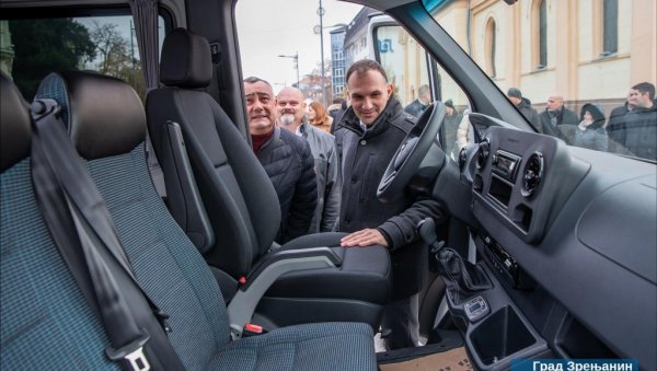СА РУМУНИМА СЕ БОРИМО ПРОТИВ ПОПЛАВА: У Зрењанину, уз пројекат прекограничне сарадње, представљена опрема и возила вредна 240 хиљада евра СА РУМУНИМА СЕ БОРИМО ПРОТИВ ПОПЛАВА: У Зрењанину, уз пројекат прекограничне сарадње, представљена опрема и возила вредна 240 хиљада евра