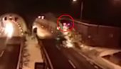 POLETEO SA AUTOPUTA: Zamalo da preskoči tunel (VIDEO)