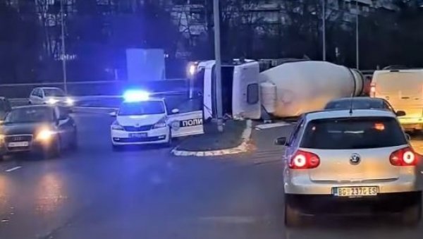 НЕСРЕЋА НА МЕДАКОВИЋУ: Преврнуо се камион са мешалицом (ВИДЕО) НЕСРЕЋА НА МЕДАКОВИЋУ: Преврнуо се камион са мешалицом (ВИДЕО)