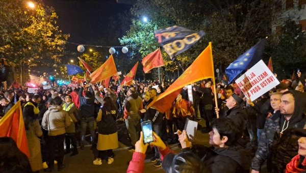 ТРАЖЕ НОВУ ВЛАДУ И ИЗБОРЕ: Нови протест присталица режима Мила Ђукановића испред Владе Црне Горе ТРАЖЕ НОВУ ВЛАДУ И ИЗБОРЕ: Нови протест присталица режима Мила Ђукановића испред Владе Црне Горе
