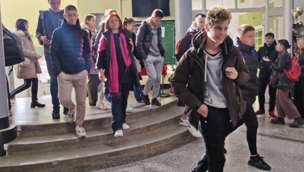 ЂАЦИ ЋЕ ПАДАТИ ГОДИНУ ЗБОГ ЈЕДИНИЦЕ ИЗ ВЛАДАЊА? Хитан састанак у Министарству просвете, мењају прописе због насиља ЂАЦИ ЋЕ ПАДАТИ ГОДИНУ ЗБОГ ЈЕДИНИЦЕ ИЗ ВЛАДАЊА? Хитан састанак у Министарству просвете, мењају прописе због насиља
