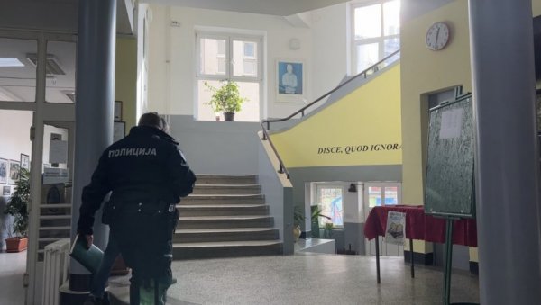 ДЕЧАКА УДАРИО ПЕСНИЦОМ У ГЛАВУ: Нови случај вршњачког насиља у Нишу, средњошколац повређен у школи (ФОТО) ДЕЧАКА УДАРИО ПЕСНИЦОМ У ГЛАВУ: Нови случај вршњачког насиља у Нишу, средњошколац повређен у школи (ФОТО)