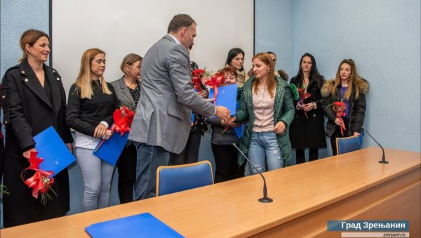 ПЕТ МИЛИОНА ПРЕДУЗЕТНИЦИМА: У Зрењанину дуплиран број потписаних уговора са женама (ФОТО) ПЕТ МИЛИОНА ПРЕДУЗЕТНИЦИМА: У Зрењанину дуплиран број потписаних уговора са женама (ФОТО)