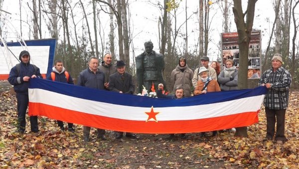 ВЕНЦИ НА СПОМЕНИК БРОЗУ: Суботичани не заборављају некадашњи Дан републике ВЕНЦИ НА СПОМЕНИК БРОЗУ: Суботичани не заборављају некадашњи Дан републике
