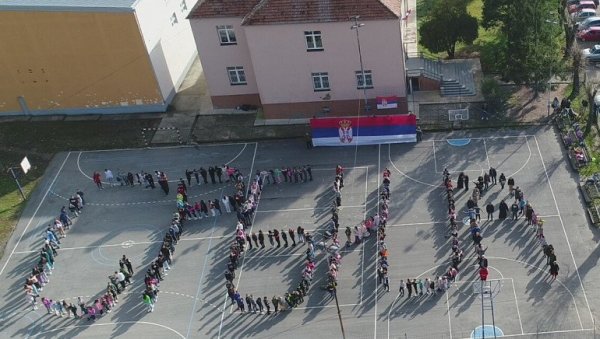 ПОРУКА ДЕЦЕ СА КиМ СРПСКИМ ФУДБАЛЕРИМА Орлићи са Косова кличу: Летите и Србије се сетите (ВИДЕО) ПОРУКА ДЕЦЕ СА КиМ СРПСКИМ ФУДБАЛЕРИМА Орлићи са Косова кличу: Летите и Србије се сетите (ВИДЕО)