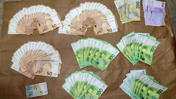 УХАПШЕНА ЈОШ ДВОЈИЦА МИГРАНАТА КОД ХОРГОША: Полиција им пронашла фалсификована документа, 9.000 евра и картице непознате намене УХАПШЕНА ЈОШ ДВОЈИЦА МИГРАНАТА КОД ХОРГОША: Полиција им пронашла фалсификована документа, 9.000 евра и картице непознате намене
