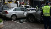 ЏИП „ПОКУПИО“ ЖЕНУ НА ТРОТОАРУ: Саобраћајни удес на раскрсници у центру Краљева ЏИП „ПОКУПИО“ ЖЕНУ НА ТРОТОАРУ: Саобраћајни удес на раскрсници у центру Краљева