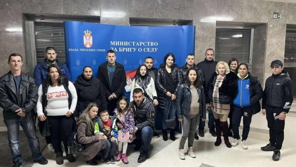 НОВИ ЖИВОТ У СЕЧЊУ: Дванаест младих породица добило домове уз помоћ Министарства за бригу о селу (ФОТО) НОВИ ЖИВОТ У СЕЧЊУ: Дванаест младих породица добило домове уз помоћ Министарства за бригу о селу (ФОТО)
