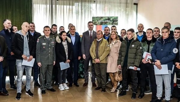 НОВИ САД ДАНАС ОРГАНИЗОВАО ИСПРАЋАЈ КАНДИДАТА НА ДОБРОВОЉНО СЛУЖЕЊЕ ВОЈНОГ РОКА Црнобарац: Честитам на спремности да служите својој отаџбини НОВИ САД ДАНАС ОРГАНИЗОВАО ИСПРАЋАЈ КАНДИДАТА НА ДОБРОВОЉНО СЛУЖЕЊЕ ВОЈНОГ РОКА Црнобарац: Честитам на спремности да служите својој отаџбини