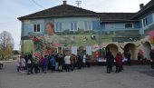 НА ЗИДУ МОТИВ СТАПАРСКОГ ЋИЛИМА: Необичан мурал настао у селу недалеко од Сомбора НА ЗИДУ МОТИВ СТАПАРСКОГ ЋИЛИМА: Необичан мурал настао у селу недалеко од Сомбора