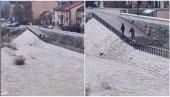 BACALI PLASTIČNE FLAŠE U REKU: U Prijepolju uzmenireni zagađenjem Lima, nadležni najavljuju kazne (VIDEO)