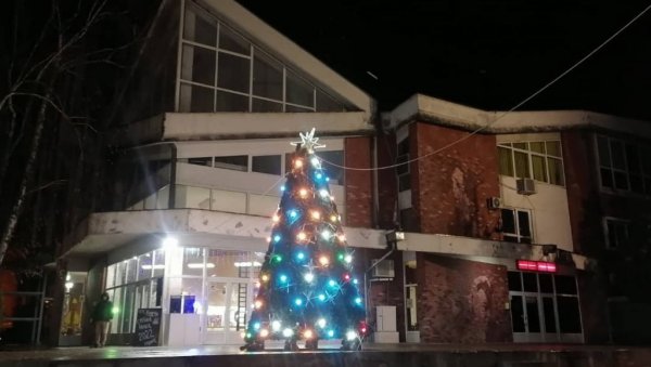 У СУСРЕТ ПРАЗНИЦИМА: Новогодишњи ликовни конкурс за предшколце и основце У СУСРЕТ ПРАЗНИЦИМА: Новогодишњи ликовни конкурс за предшколце и основце