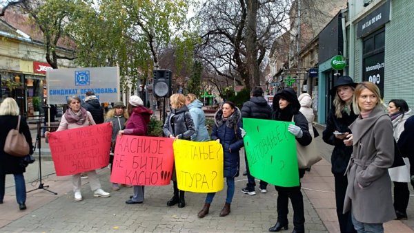 ПОДРШКА БОРБИ ПРОТИВ НАСИЉА У ШКОЛАМА: Просветни радници у Пожаревцу одржали протестни скуп ПОДРШКА БОРБИ ПРОТИВ НАСИЉА У ШКОЛАМА: Просветни радници у Пожаревцу одржали протестни скуп