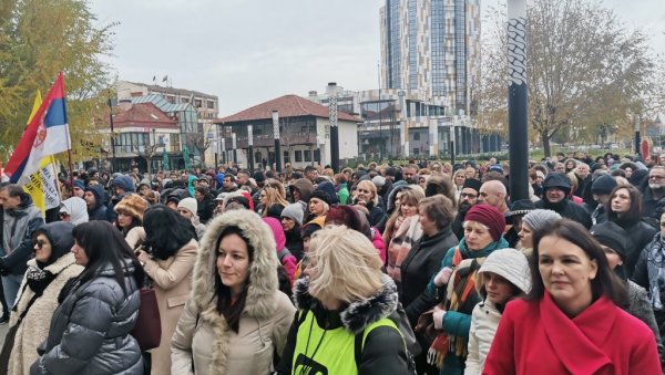 ПРОСВЕТАРИ ИЗ ТЕХНИЧКЕ ШКОЛЕ У ТРСТЕНИКУ НА ПРОТЕСТУ: Ситуација је и даље напета,овде смо да подржимо колегиницу (ФОТО) ПРОСВЕТАРИ ИЗ ТЕХНИЧКЕ ШКОЛЕ У ТРСТЕНИКУ НА ПРОТЕСТУ: Ситуација је и даље напета,овде смо да подржимо колегиницу (ФОТО)