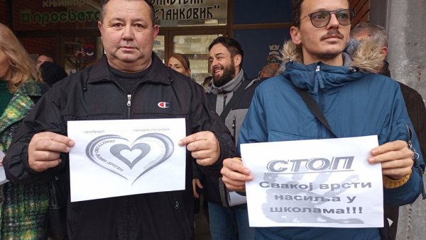 НАСИЉЕ У ШКОЛАМА МОРА ДА ПРЕСТАНЕ: Врањски просветари се окупили упркос киши (ФОТО/ВИДЕО) НАСИЉЕ У ШКОЛАМА МОРА ДА ПРЕСТАНЕ: Врањски просветари се окупили упркос киши (ФОТО/ВИДЕО)
