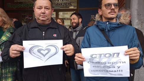 NASILJE U ŠKOLAMA MORA DA PRESTANE: Vranjski prosvetari se okupili uprkos kiši (FOTO/VIDEO) NASILJE U ŠKOLAMA MORA DA PRESTANE: Vranjski prosvetari se okupili uprkos kiši (FOTO/VIDEO)