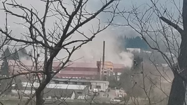 ГУСТИ ДИМ НАД ЉУБОВИЈОМ: Букнуо пожар у фабрици дувана, са ватреном стихијом се боре три одреда ватрогасаца (ФОТО/ВИДЕО) ГУСТИ ДИМ НАД ЉУБОВИЈОМ: Букнуо пожар у фабрици дувана, са ватреном стихијом се боре три одреда ватрогасаца (ФОТО/ВИДЕО)