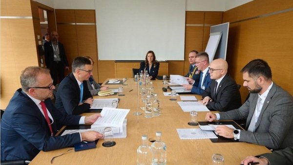 САСТАНАК ВУЧЕВИЋА И ШАРЕЦА: Заједнички интерес за обуку припадника војски Србије и Словеније САСТАНАК ВУЧЕВИЋА И ШАРЕЦА: Заједнички интерес за обуку припадника војски Србије и Словеније