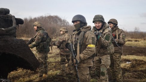 POBEGLI SA POLOŽAJA PRERUŠENI U ŽENE: Ukrajinski vojnici pokušali da izbegnu borbu POBEGLI SA POLOŽAJA PRERUŠENI U ŽENE: Ukrajinski vojnici pokušali da izbegnu borbu