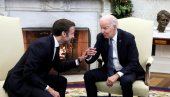 BAJDEN DAO MAKRONU OGLEDALO: Predsednici razmenili skupe i značajne poklone BAJDEN DAO MAKRONU OGLEDALO: Predsednici razmenili skupe i značajne poklone