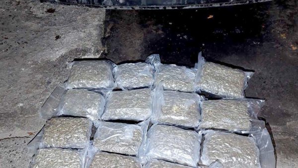 УХВАЋЕНИ НА ПРИМОПРЕДАЈИ ДРОГЕ: Канабис довезен из Лепосавића УХВАЋЕНИ НА ПРИМОПРЕДАЈИ ДРОГЕ: Канабис довезен из Лепосавића