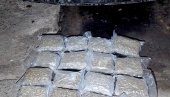 УХВАЋЕНИ НА ПРИМОПРЕДАЈИ ДРОГЕ: Канабис довезен из Лепосавића УХВАЋЕНИ НА ПРИМОПРЕДАЈИ ДРОГЕ: Канабис довезен из Лепосавића