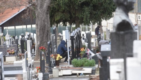 МУШКАРАЦ СА КАПУЉАЧОМ ОБИШАО ГРОБОВЕ БОЈОВИЋА: Лука се ни данас није појавио на Новом гробљу (ФОТО) МУШКАРАЦ СА КАПУЉАЧОМ ОБИШАО ГРОБОВЕ БОЈОВИЋА: Лука се ни данас није појавио на Новом гробљу (ФОТО)
