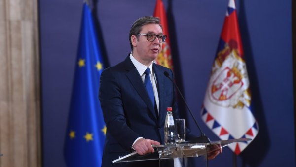 ГДЕ ТО ИМА ДА ПРЕДСЕДНИКУ ПСУЈУ МАЈКУ? Вучић: Tакав случај демократије не постоји нигде ГДЕ ТО ИМА ДА ПРЕДСЕДНИКУ ПСУЈУ МАЈКУ? Вучић: Tакав случај демократије не постоји нигде