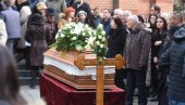 ИЗА НОГА ОСТАЛА НЕНАДОКНАДИВА ПРАЗНИНА: Велики песник сахрањен на Новом гробљу (ФОТО/ВИДЕО) ИЗА НОГА ОСТАЛА НЕНАДОКНАДИВА ПРАЗНИНА: Велики песник сахрањен на Новом гробљу (ФОТО/ВИДЕО)