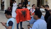 ŠIPTARSKE PROVOKACIJE: Zastave Albanije na ulicama Dohe pred utakmicu Srbija - Švajcarska (VIDEO) ŠIPTARSKE PROVOKACIJE: Zastave Albanije na ulicama Dohe pred utakmicu Srbija - Švajcarska (VIDEO)