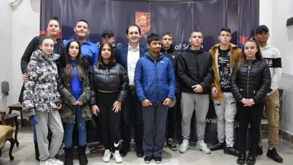 ОПШТИНА ЋУПРИЈА СТИПЕНДИРА ЂАКЕ: Новчана помоћ за дефицитарна занимања ОПШТИНА ЋУПРИЈА СТИПЕНДИРА ЂАКЕ: Новчана помоћ за дефицитарна занимања