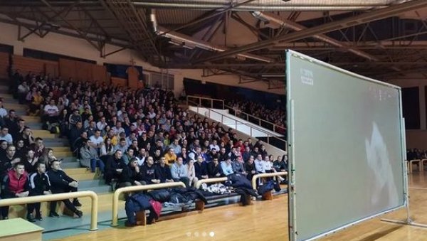 ПОЛИЦАЈЦИ УЗ ОРЛОВЕ Овако у Сремској Каменици прате меч Србије и и Швајцарске ПОЛИЦАЈЦИ УЗ ОРЛОВЕ Овако у Сремској Каменици прате меч Србије и и Швајцарске