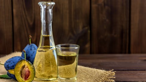 HRVATSKA: Carinici čoveku pronašli rakiju u podrumu i opremu za proizvodnju alkoholnih pića, sad mora da plati 30.000 evra HRVATSKA: Carinici čoveku pronašli rakiju u podrumu i opremu za proizvodnju alkoholnih pića, sad mora da plati 30.000 evra
