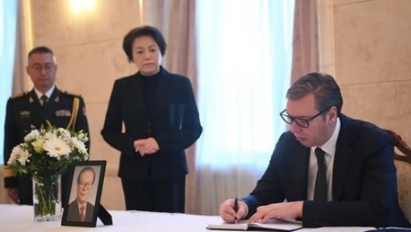 ОВАЈ ВЕЛИКИ ЛИДЕР ОСТАВИО ЈЕ ЛЕГАТ КАКО СЕ МУДРОШЋУ ДРЖАВА ВОДИ ПУТЕМ НАПРЕТКА Вучић се уписао у књигу жалости у амбасади Кине (ФОТО) ОВАЈ ВЕЛИКИ ЛИДЕР ОСТАВИО ЈЕ ЛЕГАТ КАКО СЕ МУДРОШЋУ ДРЖАВА ВОДИ ПУТЕМ НАПРЕТКА Вучић се уписао у књигу жалости у амбасади Кине (ФОТО)