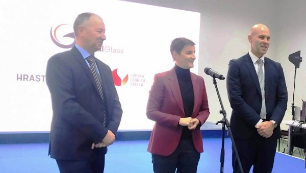 ПРЕМИЈЕРКА БРНАБИЋ: У Параћину ће бити још нових инвестиција ПРЕМИЈЕРКА БРНАБИЋ: У Параћину ће бити још нових инвестиција