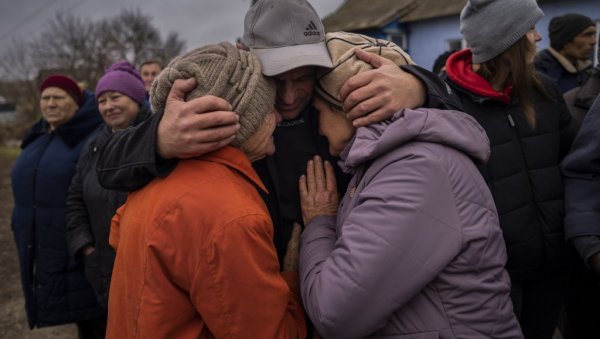 ПОТРЕСНЕ СЛИКЕ ИЗ ХЕРСОНА: Породице се састају након месеци раздвојености - људи сакупљају воду из Дњепра (ФОТО)