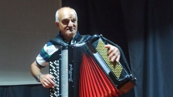 ХАРМОНИКА ГРЕЈЕ ДУШУ: Ненад Ибрахимовић осваја признања ХАРМОНИКА ГРЕЈЕ ДУШУ: Ненад Ибрахимовић осваја признања