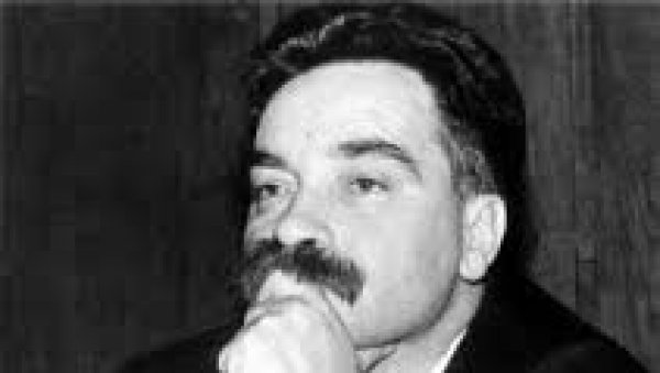 СРЕЋНИ НАРОДИ НЕМАЈУ ИСТОРИЈУ Уместо некролога: Овако је говорио Рајко Петров Ного, велики песник и књижевник СРЕЋНИ НАРОДИ НЕМАЈУ ИСТОРИЈУ Уместо некролога: Овако је говорио Рајко Петров Ного, велики песник и књижевник