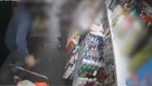 (UZNEMIRUJUĆE) POJAVIO SE NOVI SNIMAK: Muškarac prebio ženu na pijaci na Karaburmi (UZNEMIRUJUĆE) POJAVIO SE NOVI SNIMAK: Muškarac prebio ženu na pijaci na Karaburmi