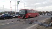 TEŠKA SAOBRAĆAJKA KOD PUMPE NA IBARSKOJ: Sudarili se automobil i autobus TEŠKA SAOBRAĆAJKA KOD PUMPE NA IBARSKOJ: Sudarili se automobil i autobus