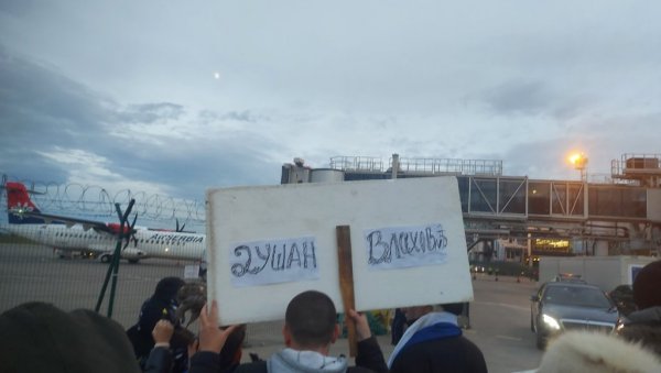 ДУШАН ВЛАХОВИЋ МОЖЕ ДА БУДЕ ПОНОСАН: Деда са деветоро унучади дошао да га дочека са Мундијала (ВИДЕО) ДУШАН ВЛАХОВИЋ МОЖЕ ДА БУДЕ ПОНОСАН: Деда са деветоро унучади дошао да га дочека са Мундијала (ВИДЕО)