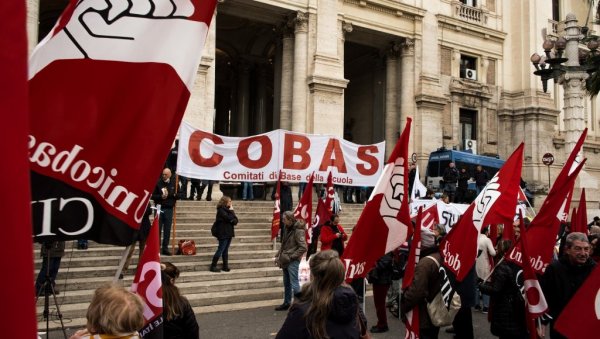 ОРУЖЈЕ ДОЛЕ, ПЛАТЕ ВИШЕ: Масовни протести у Риму против слања оружја Кијеву (ВИДЕО) ОРУЖЈЕ ДОЛЕ, ПЛАТЕ ВИШЕ: Масовни протести у Риму против слања оружја Кијеву (ВИДЕО)